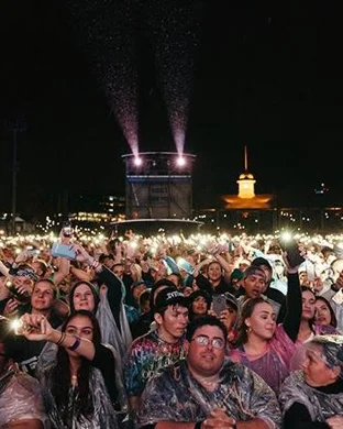 Live concert by Fresh Fruit!