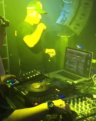 Giant Walking Robots